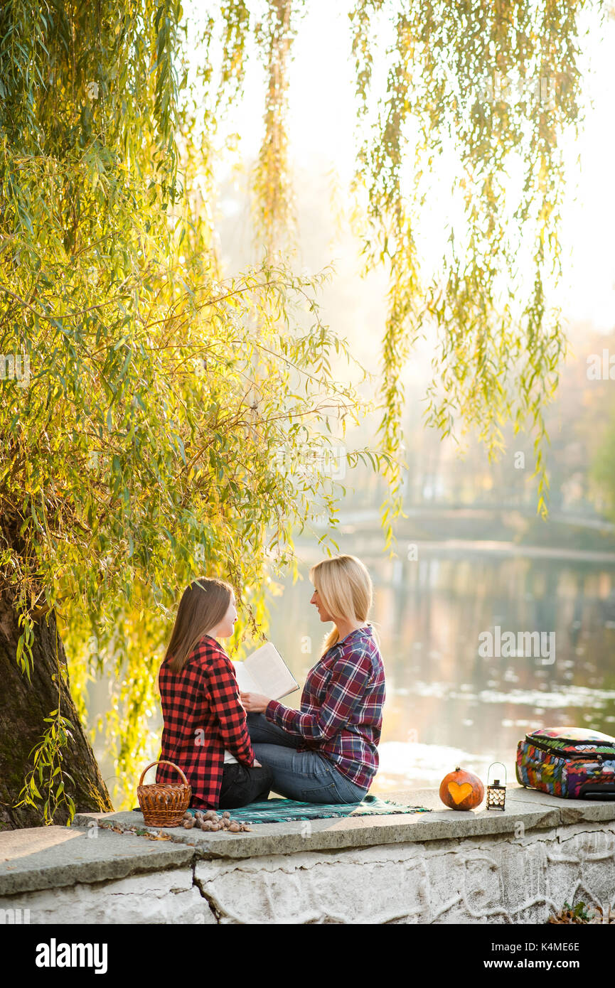 Glückliche Mutter und Tochter genießen Herbst Tag Stockfoto