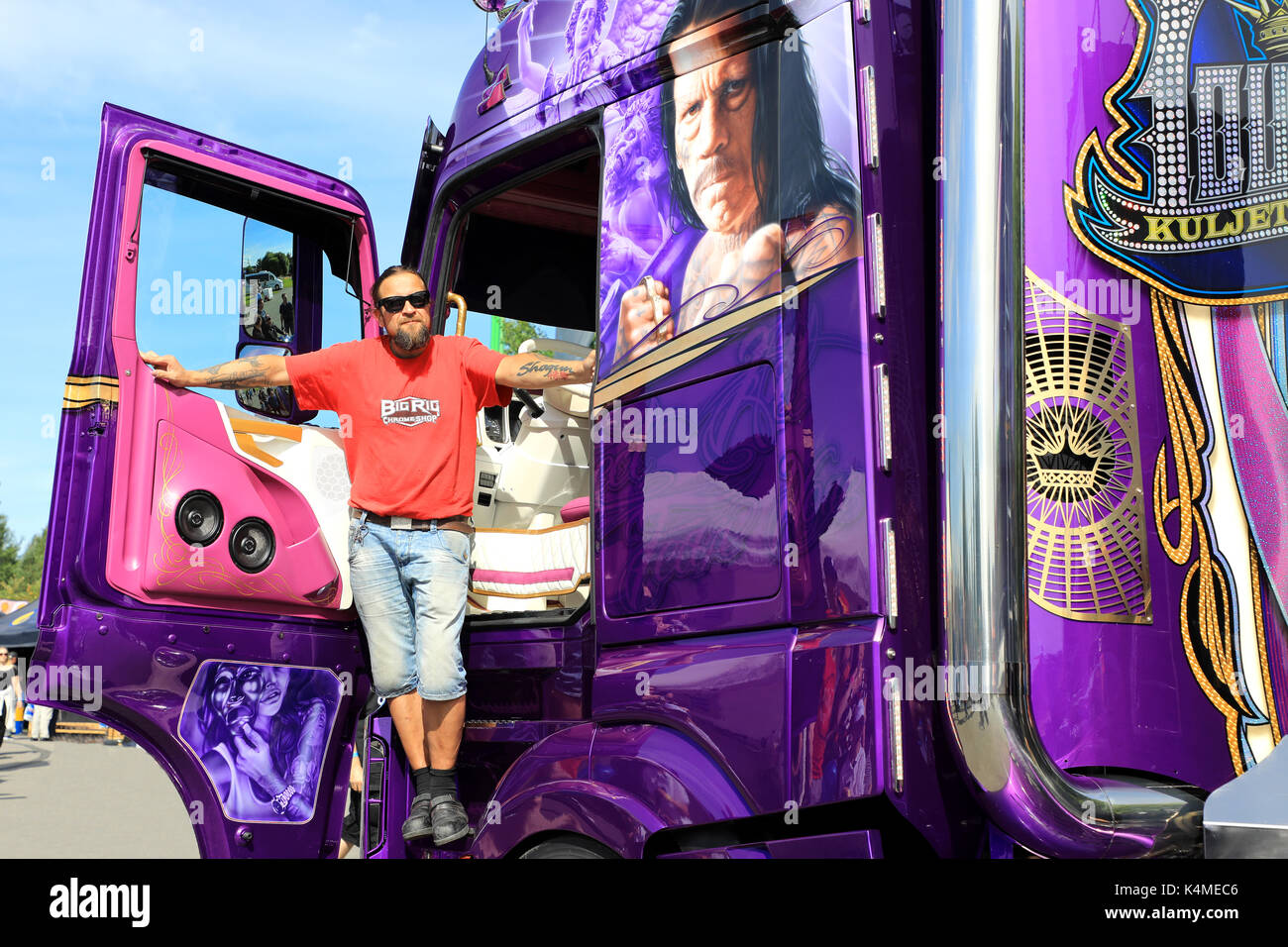 Alaharma Finnland 11 August 2017 Finnische Kundenspezifischen Lkw Builder Und Spediteur Mika Auvinen Mit Seinen Neuen Super Lkw Mercedes Benz Actros Lowrider Auf Einem Stockfotografie Alamy