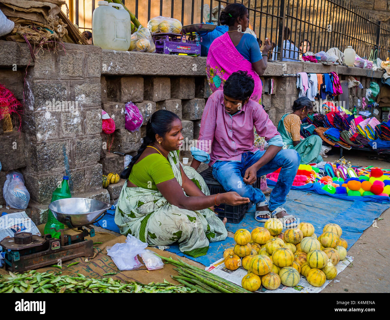 JAIPUR, INDIEN - 25. AUGUST 2017: Indische Frauen verkauft verschiedene Lebensmittel in den Straßen in Jaipur, Indien. In Indien arme Frauen oft verkaufen Gemüse ein kleines Einkommen zu verdienen Stockfoto