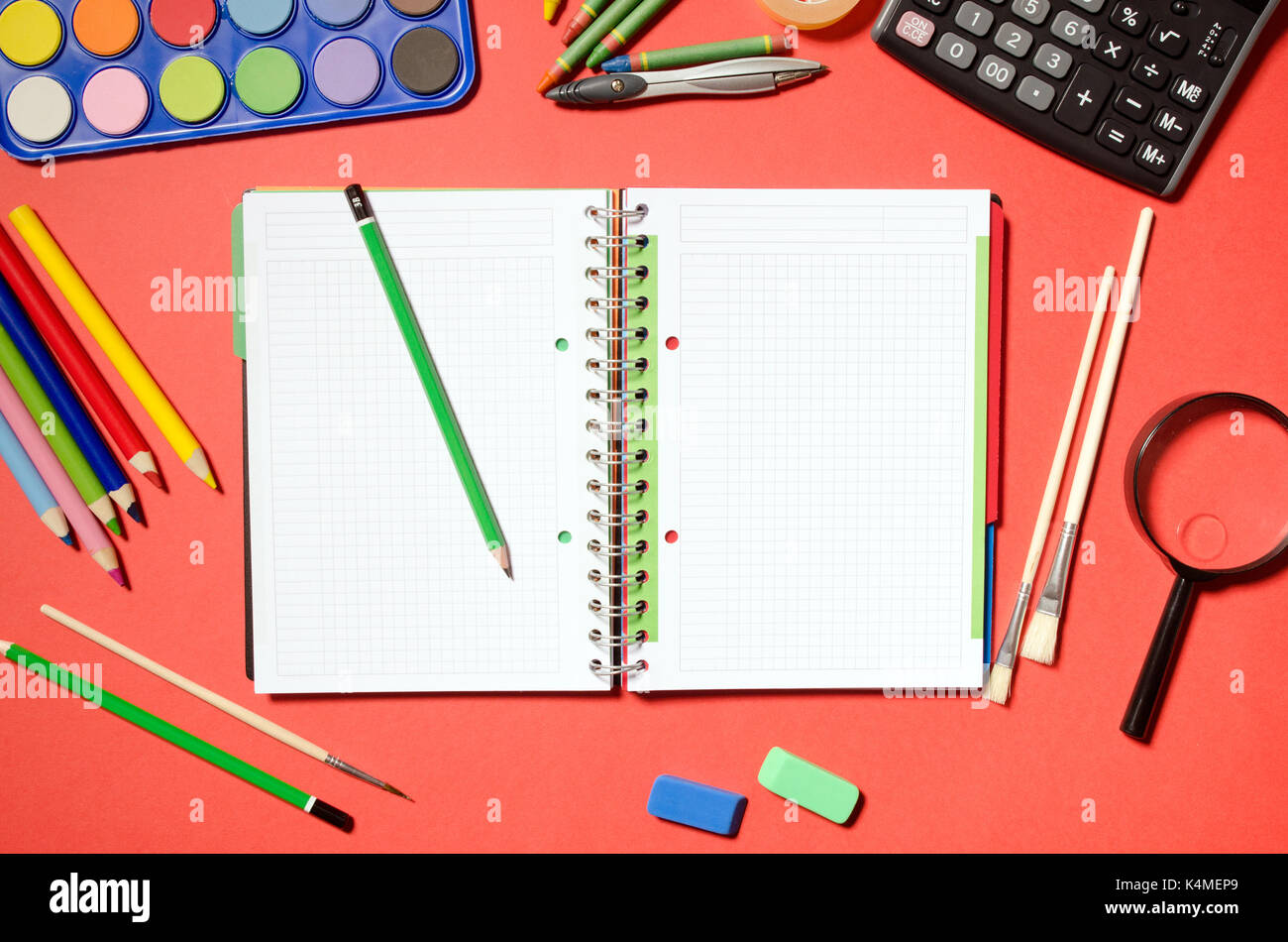 Leere notepad mit Schule und Büro Schreibwaren, roten Hintergrund. Stationery Office desk top Ansicht Tabelle Schüler Konzept Stockfoto