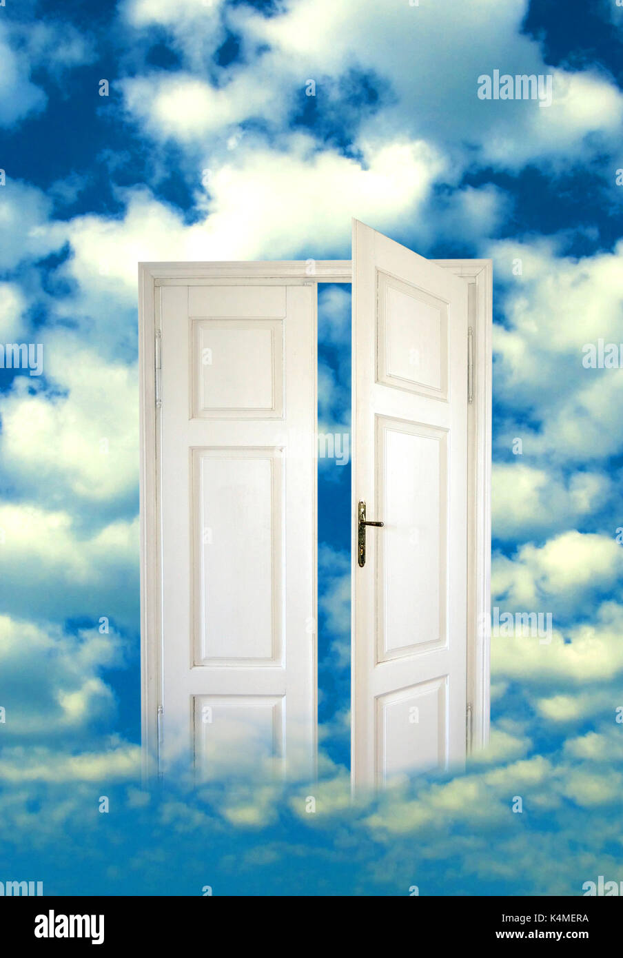 Weiße Tür im Himmel teilweise öffnen. Stockfoto