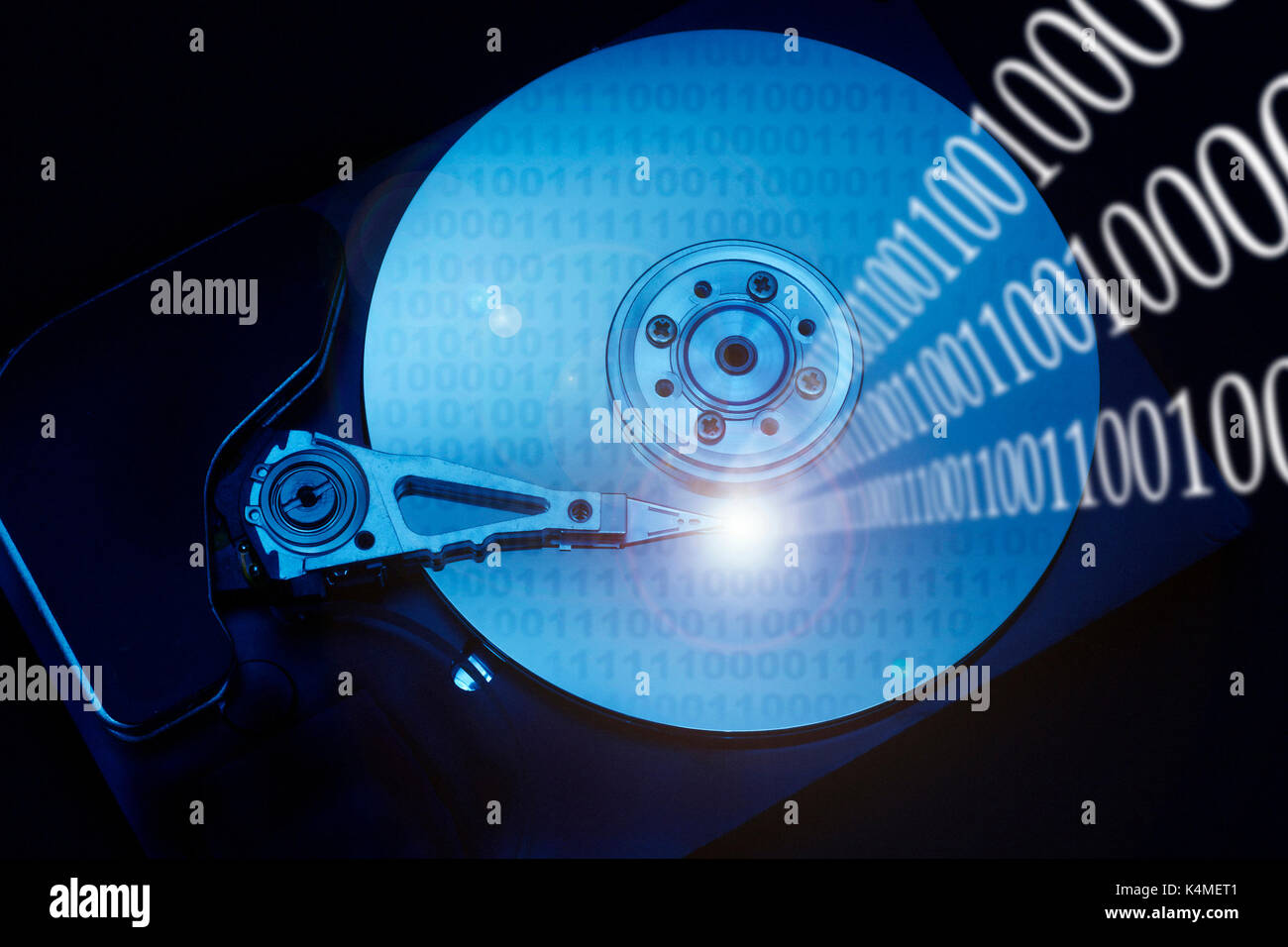 Festplatte und binäre Ziffern, Daten verwalten und Computing Konzept Stockfoto