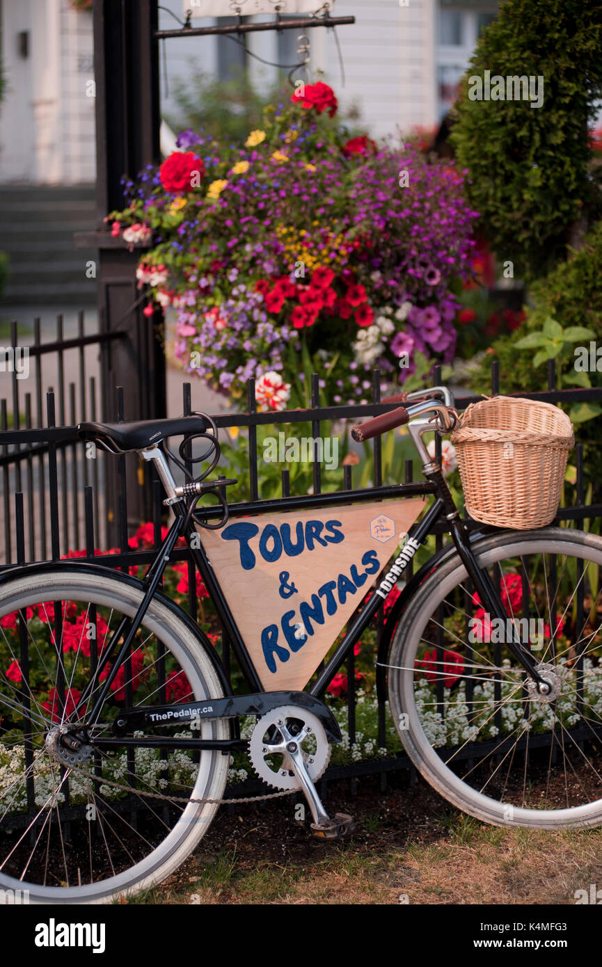Huntingdon Manor Hotel, Victoria, British Columbia, Kanada. antikes Fahrrad- und hängenden Blumenkörben werden angezeigt. Stockfoto