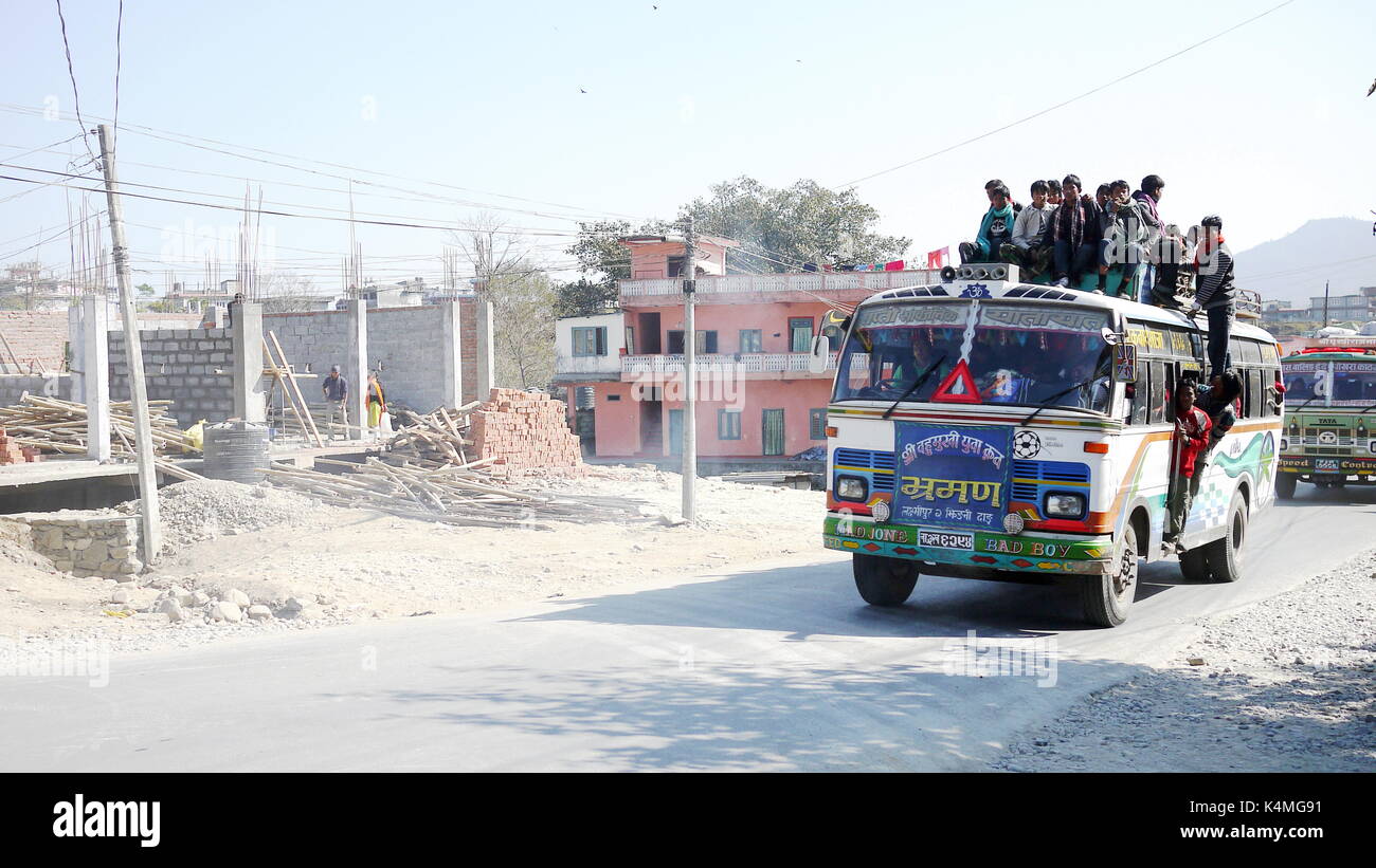 Überlast gefährlich Bus auf die Oberseite in Pokhara Stockfoto