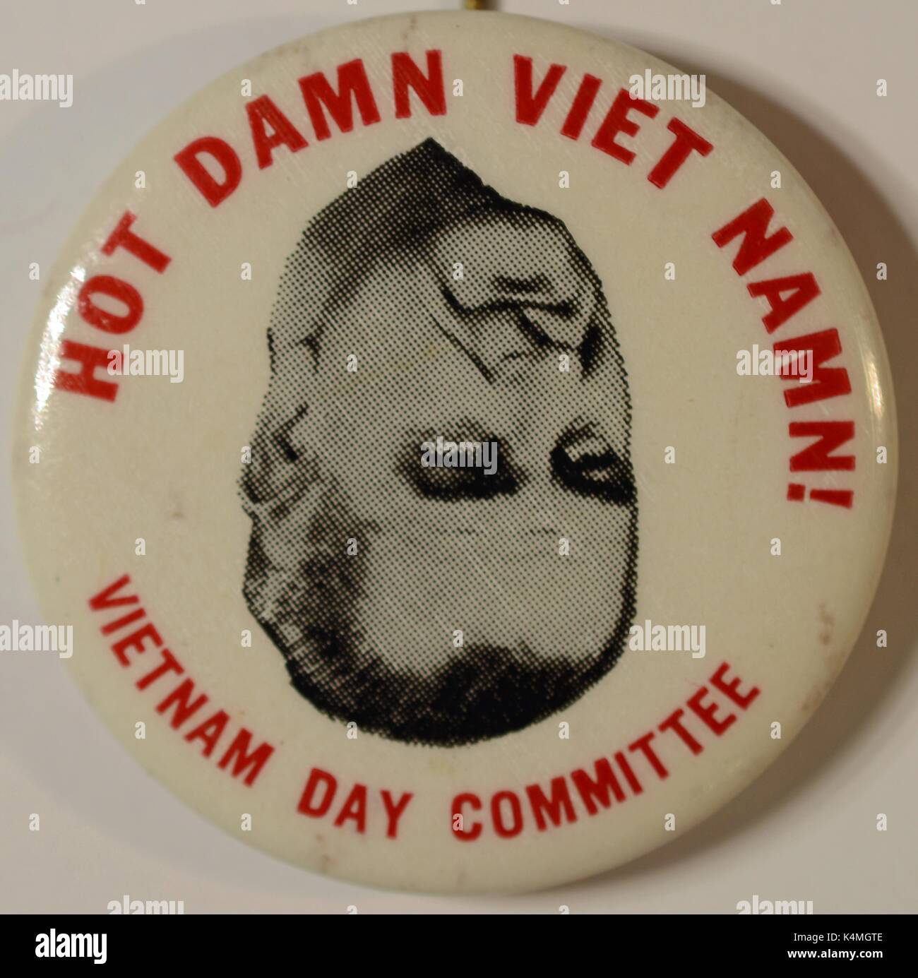 Brosche Button aus dem Vietnam Day Committee mit Bild der Vereinigten Staaten Präsident Lyndon Johnson, mit Text lesen "Hot Damn Viet Namn", kritisiert der Präsident der Handhabung des Vietnam Krieges, 1965. Stockfoto