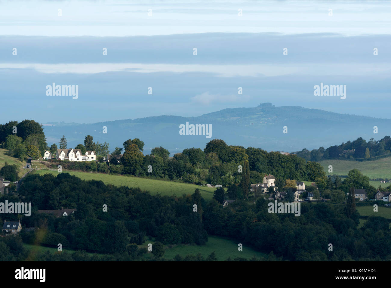 Am frühen Morgen einen Blick von Amberley Gloucestershire England UK über die nailsworth Tal und Longhope gegenüber Mai Hill. Die südlichen Cotswolds Region. Stockfoto