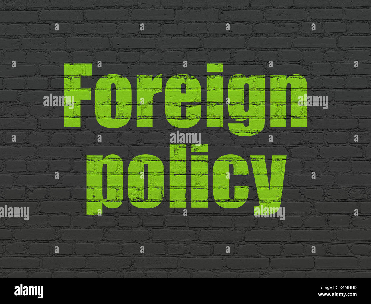 Politische Konzept: grün lackiert Text Außenpolitik auf der schwarzen Mauer Hintergrund Stockfoto