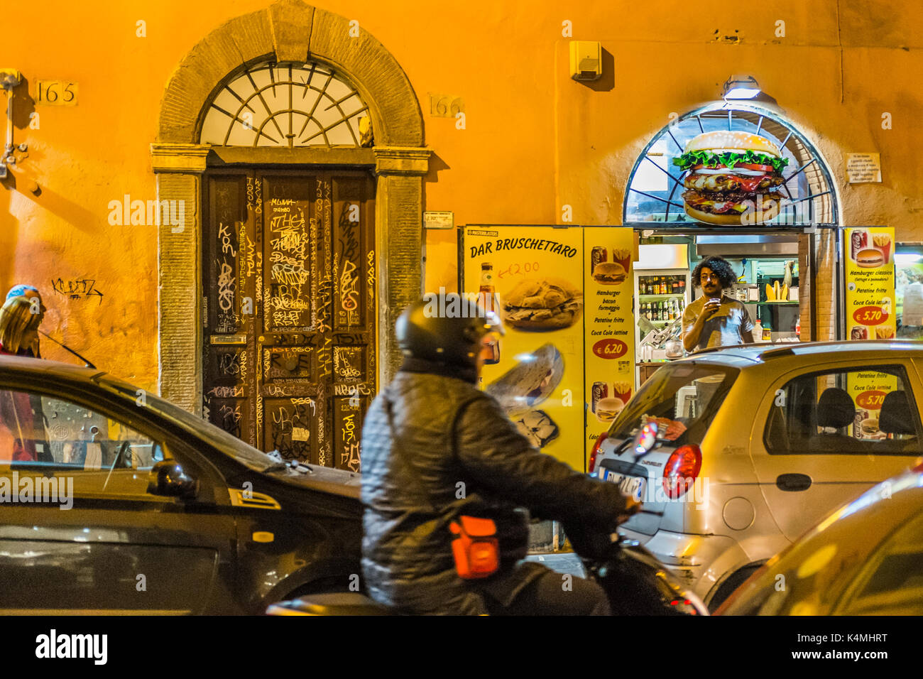 Straßenszene in Trastevere bei Nacht Stockfoto