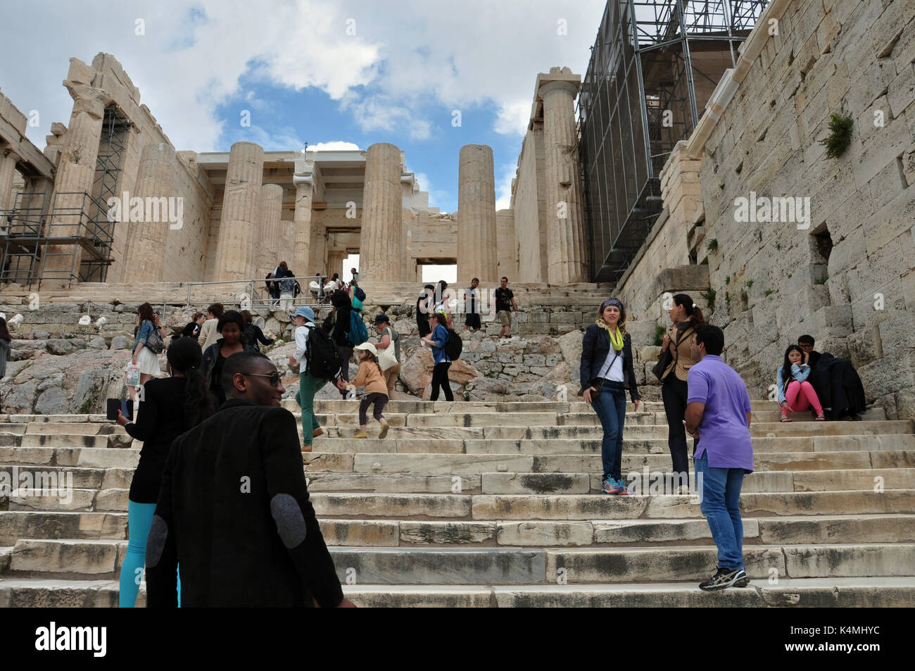 Athen, Griechenland - 6. Mai 2014: Menschen am Propylea Eingang der Akropolis von Athen. Stockfoto