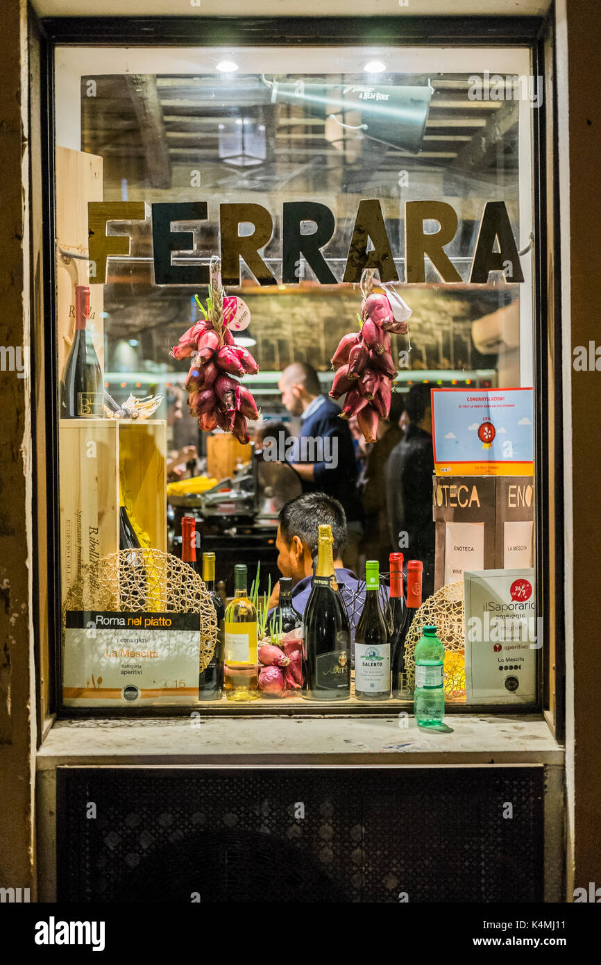 Osteria Enoteca Ferrara bei Nacht Stockfoto