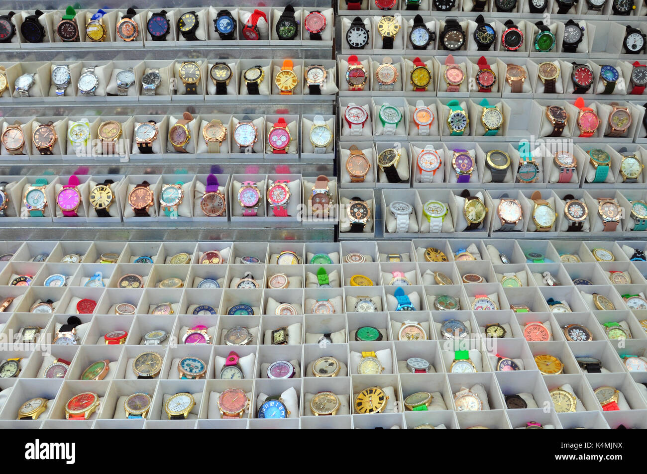 Athen, Griechenland - 15. AUGUST 2014: Armbanduhren für den Verkauf auf der Straße Markt. Stockfoto