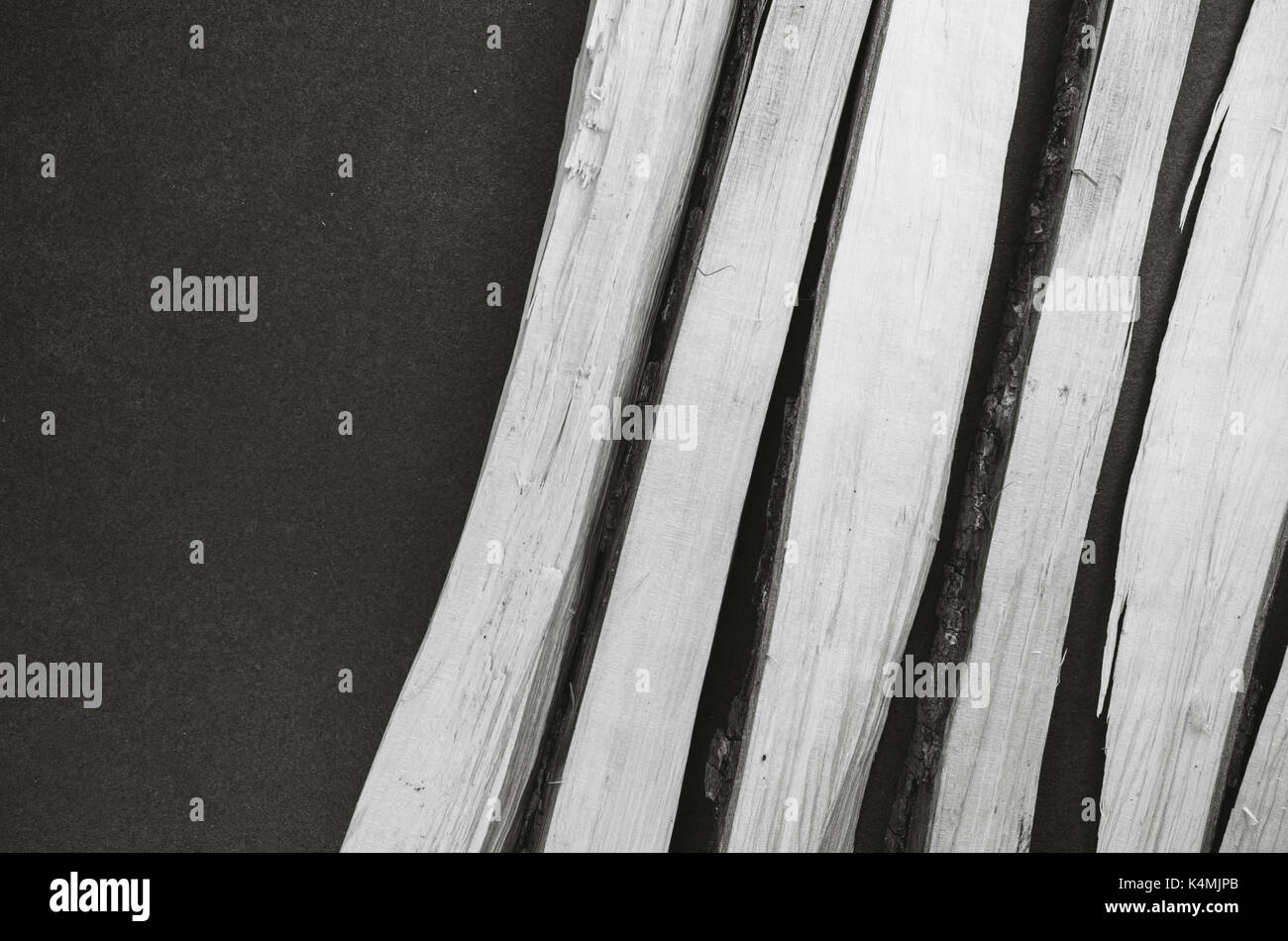 Gehackte Holz auf einem dunklen Stein Arbeitsplatte - Ansicht von oben Stockfoto