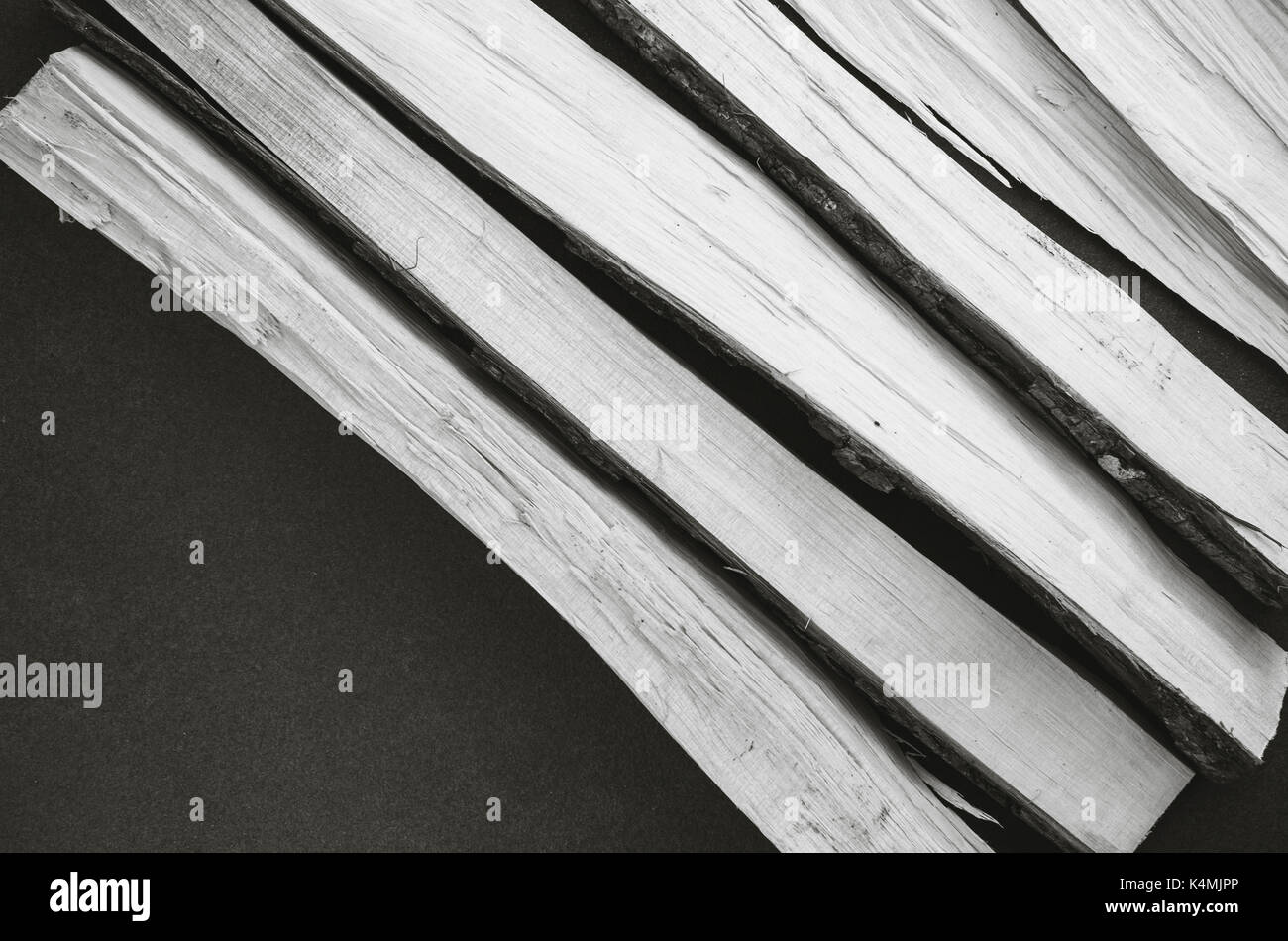 Gehackte Holz auf einem dunklen Stein Arbeitsplatte - Ansicht von oben Stockfoto