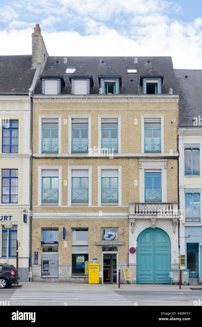 Traditionelle französische Post oder La Post im nördlichen Frankreich Stadt von Saint-Omer Stockfoto