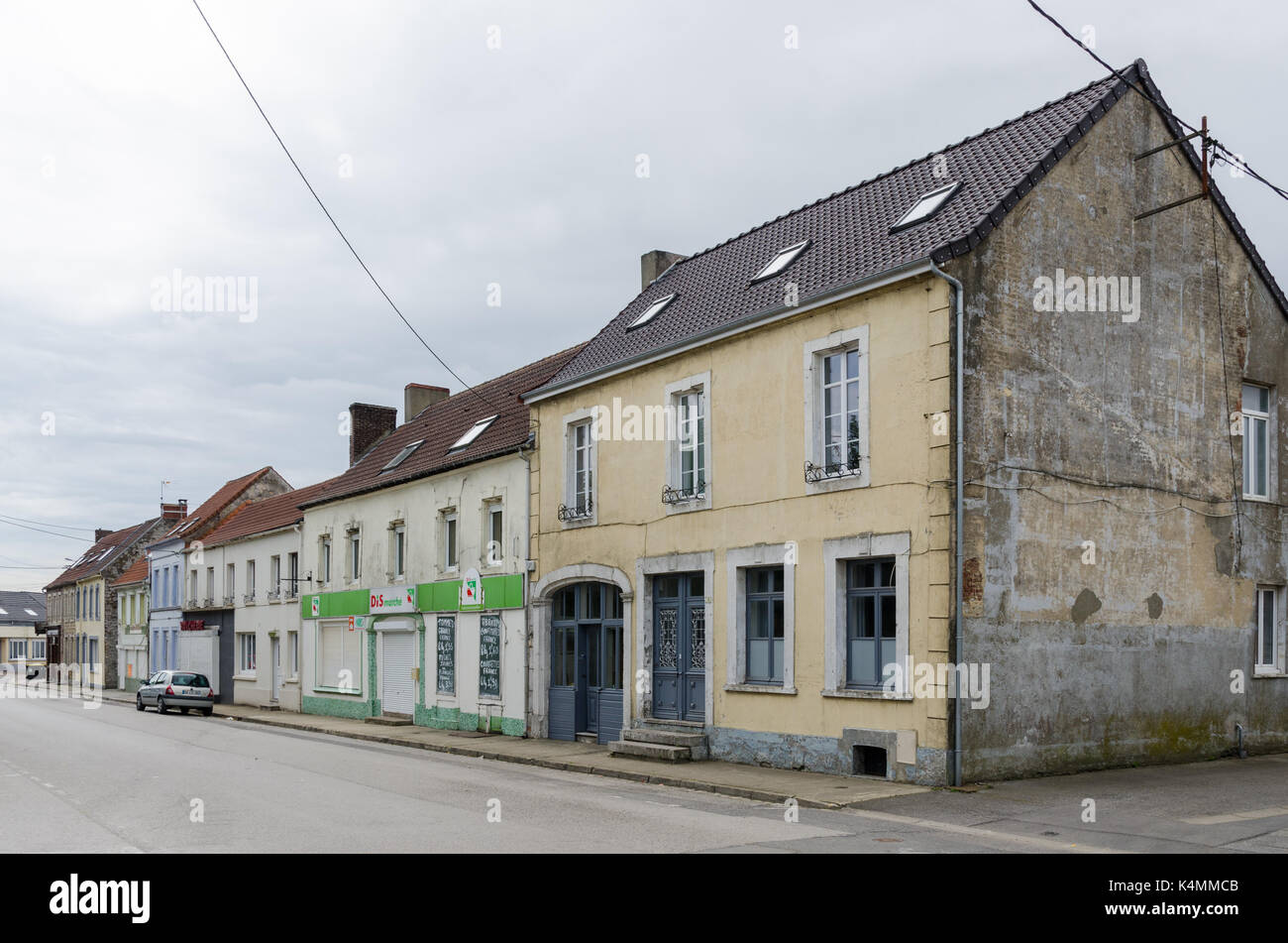 Alte Gebäude an der Hauptstraße, die durch Hardinghen in der Region Pas-de-Calais im Norden Frankreichs Stockfoto