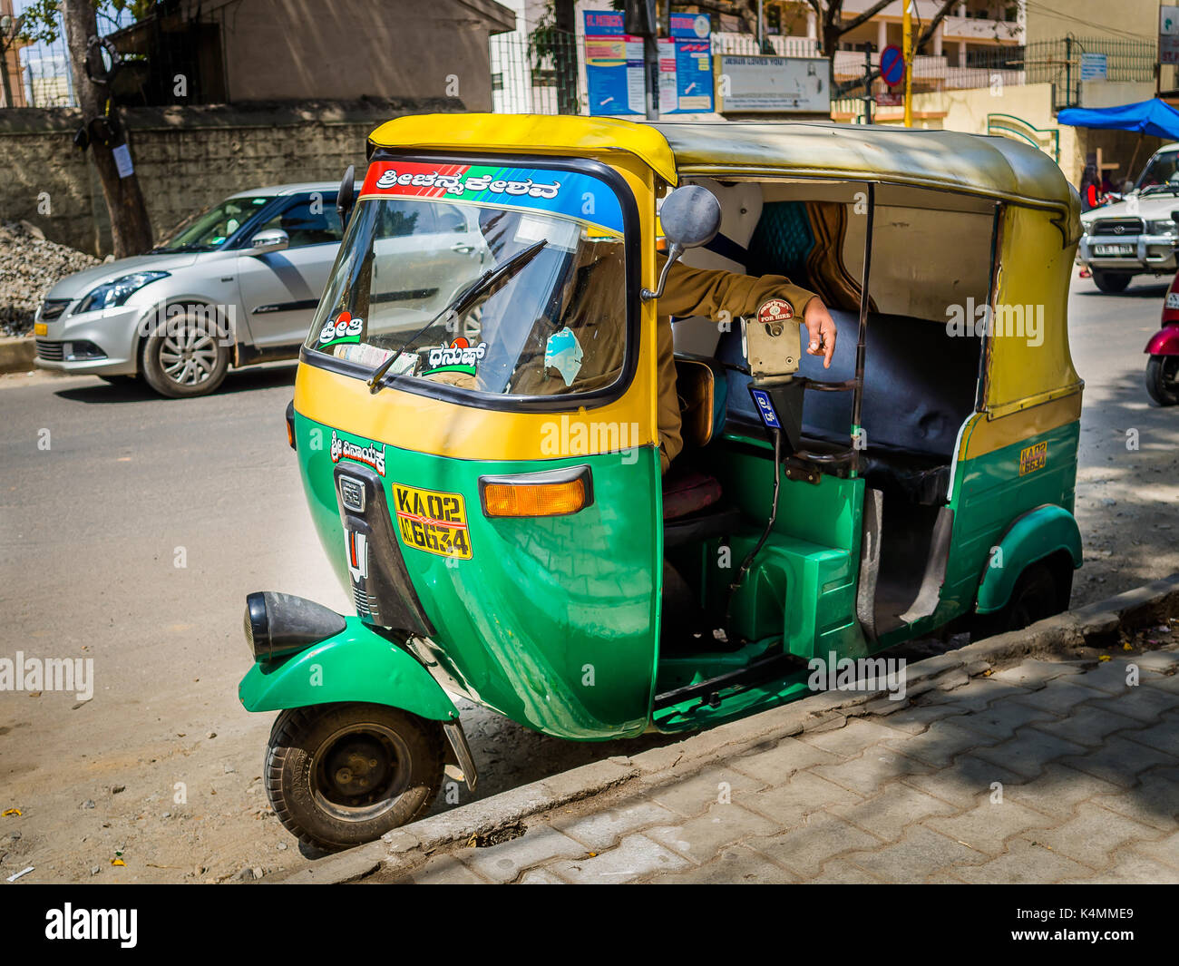 JAIPUR, INDIEN - 25. AUGUST 2017: unbekannter Mann mit einem Motorrad in den Straßen von Indien Stockfoto