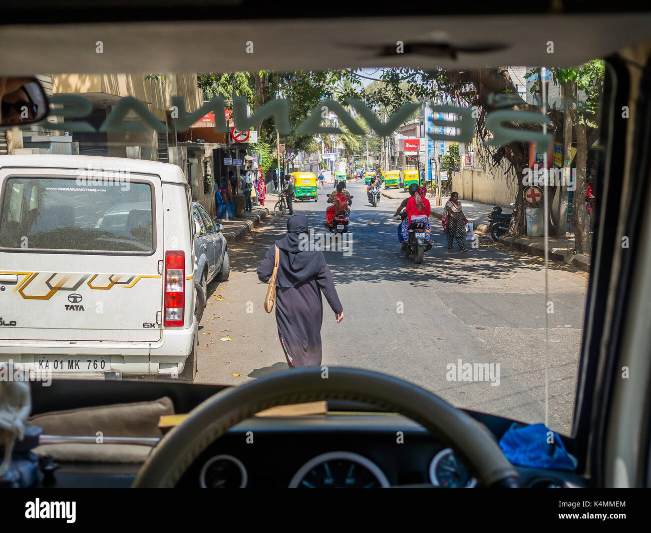 JAIPUR, INDIEN - 25. AUGUST 2017: Nicht identifizierte Personen Wandern und Reisen in Motorräder auf den Straßen von Indien Stockfoto