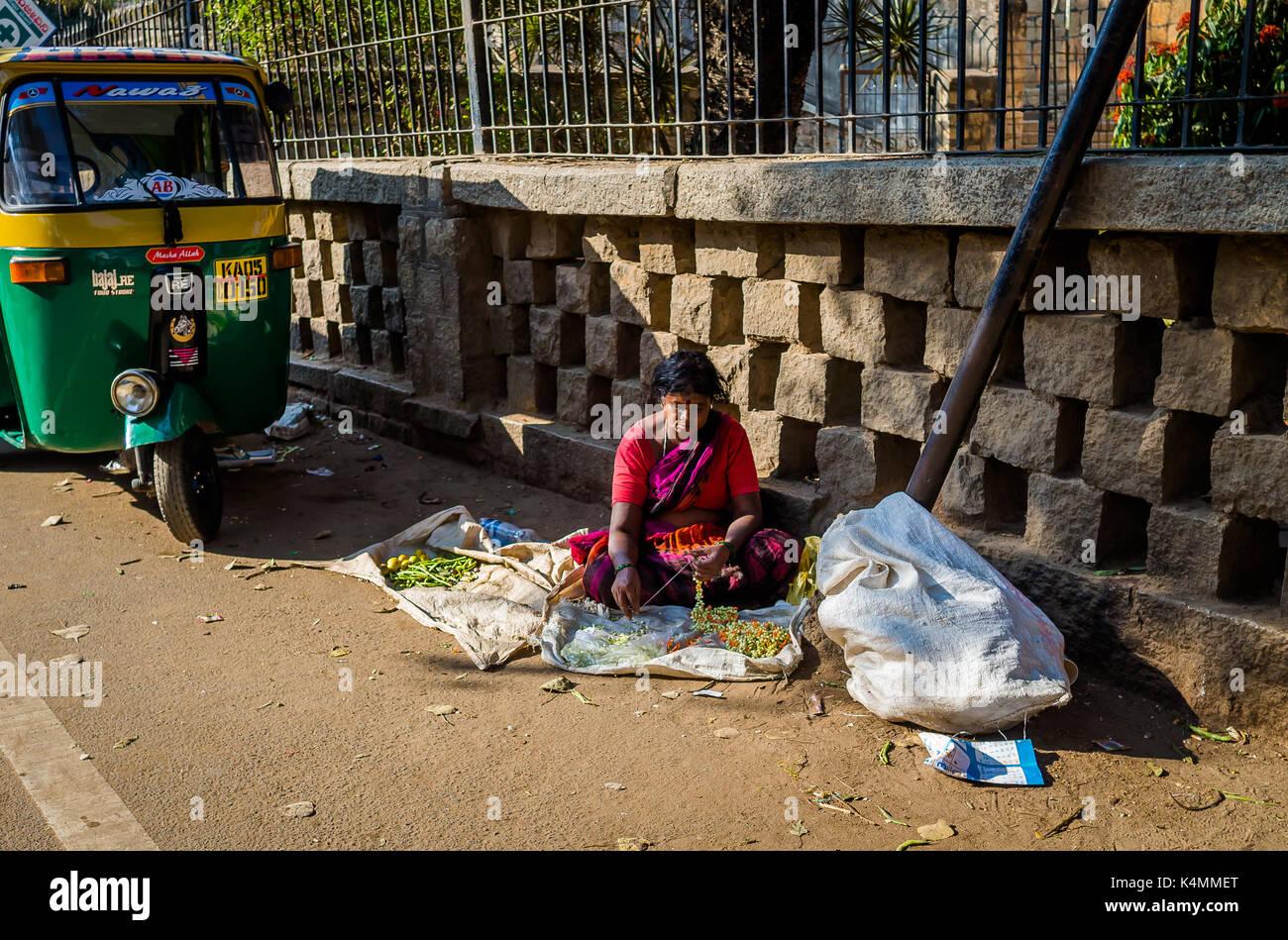 JAIPUR, INDIEN - 25. AUGUST 2017: Indische Frauen Lebensmittel in den Straßen in Jaipur, Indien. In Indien arme Frauen oft verkaufen Gemüse ein kleines Einkommen zu verdienen Stockfoto