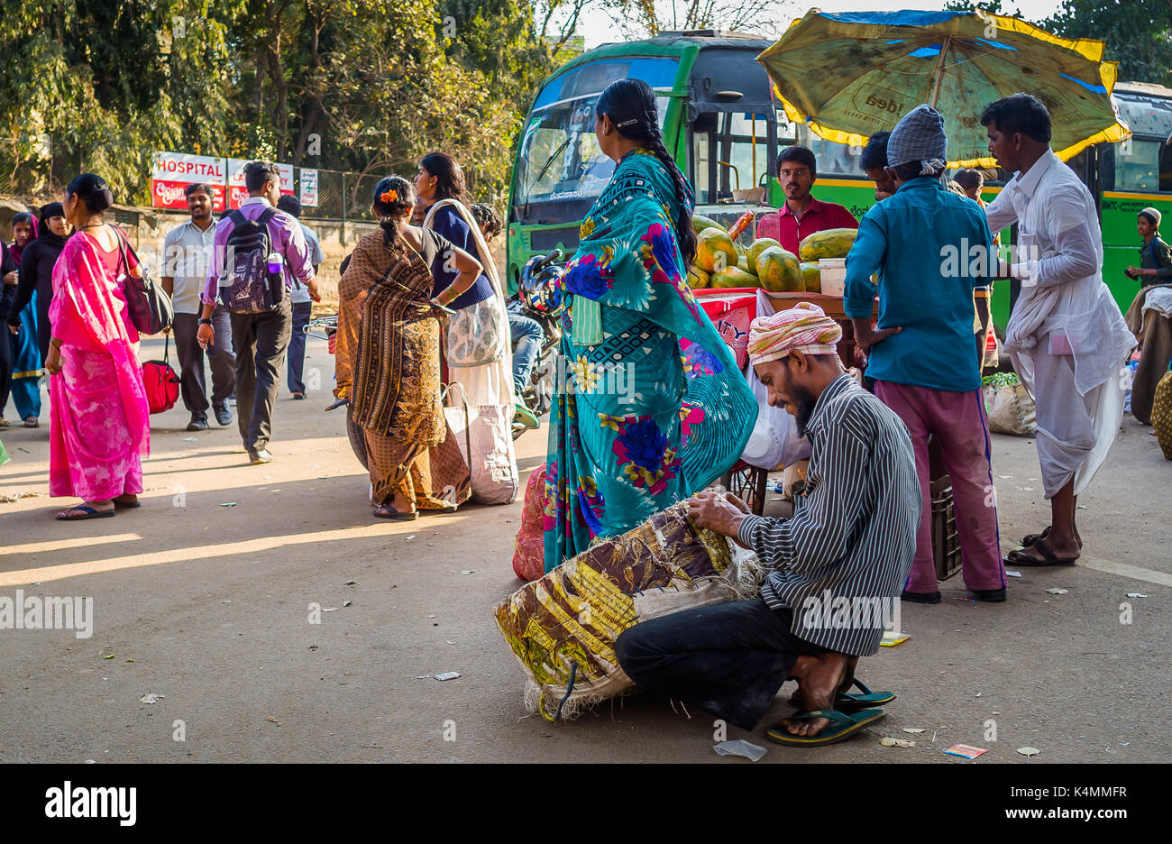 JAIPUR, INDIEN - 25. AUGUST 2017: unbekannte Menschen zu Fuß und Kauf von Lebensmitteln in den Straßen, in Indien Stockfoto