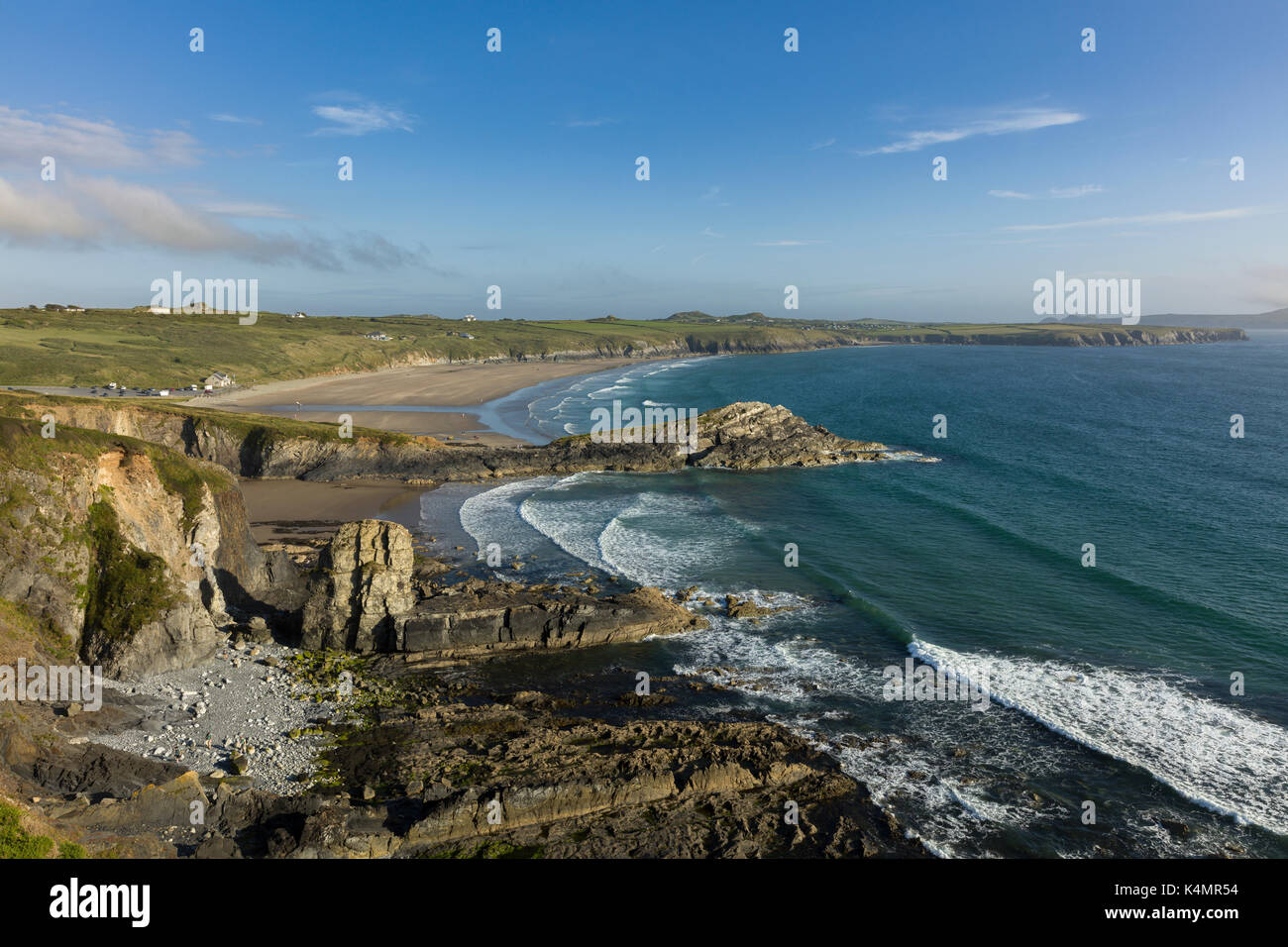 Wellen sanft Rollen in Whitesands Bay (Porth Mawr) auf einem Sommer Abend entlang der Pembrokeshire Coastal Path, Wales, Vereinigtes Königreich, Europa Stockfoto
