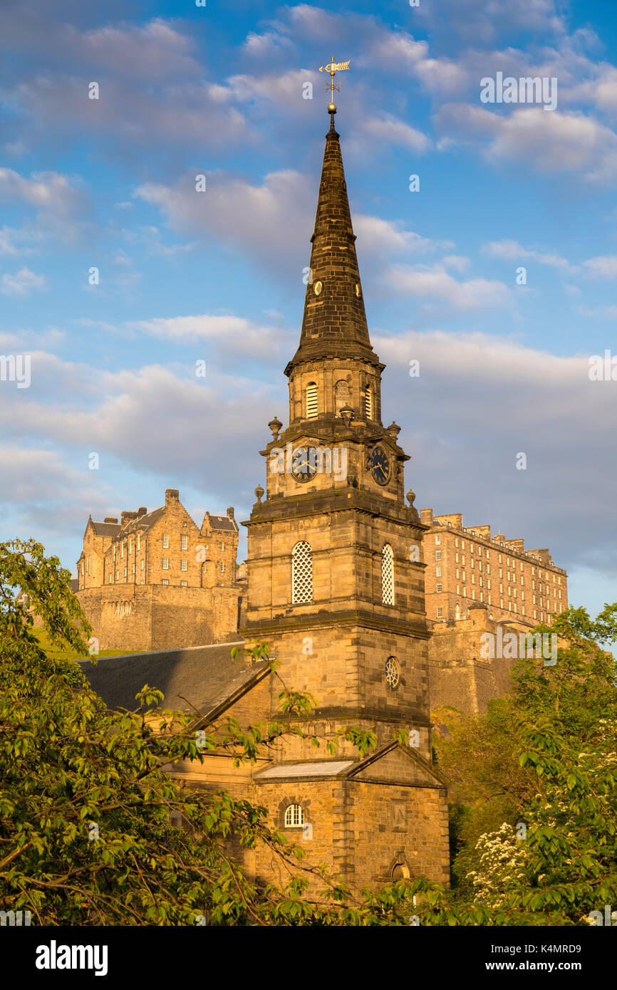 St. Cuthbert Pfarrkirche und das Edinburgh Castle, UNESCO-Weltkulturerbe, Lothian, Schottland, Großbritannien, Europa Stockfoto