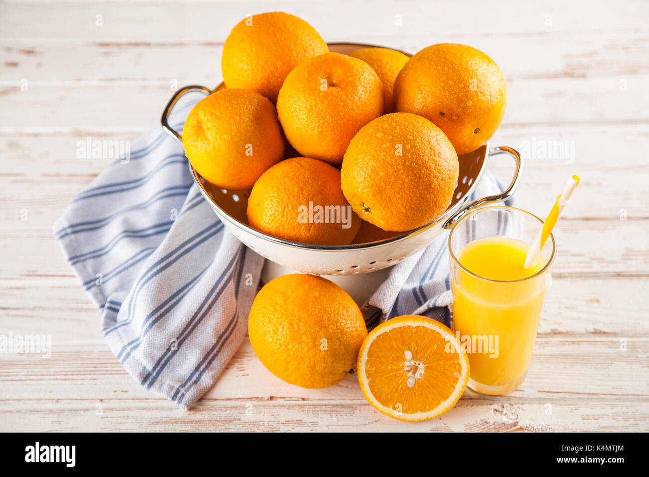 Frische Orangen in einem Sieb Stockfoto