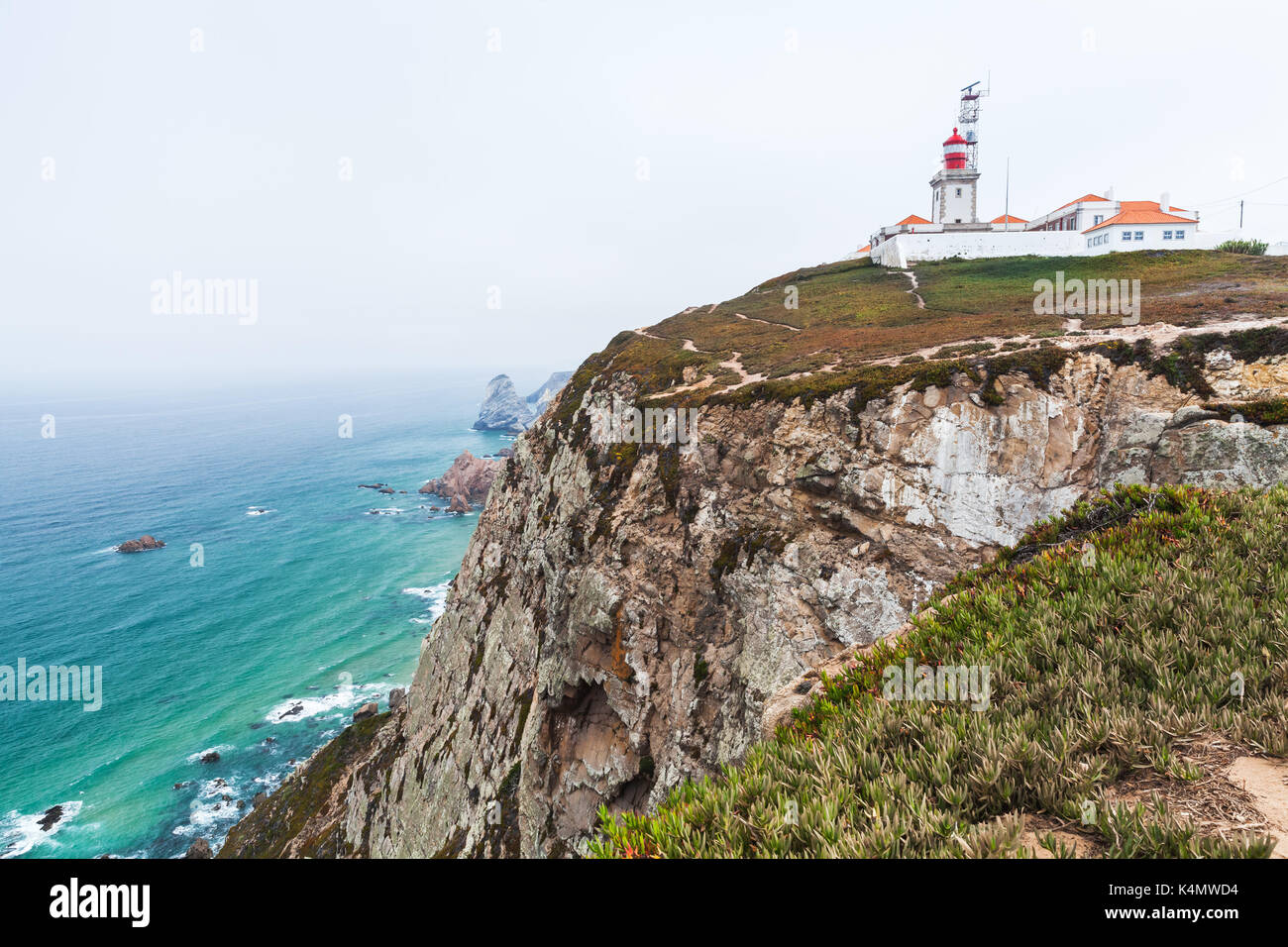 Landschaft von Cabo da Roca mit dem Leuchtturm im Hintergrund, es ist eine beliebte Touristenattraktion und Begrenzung des kontinentalen Europa Stockfoto