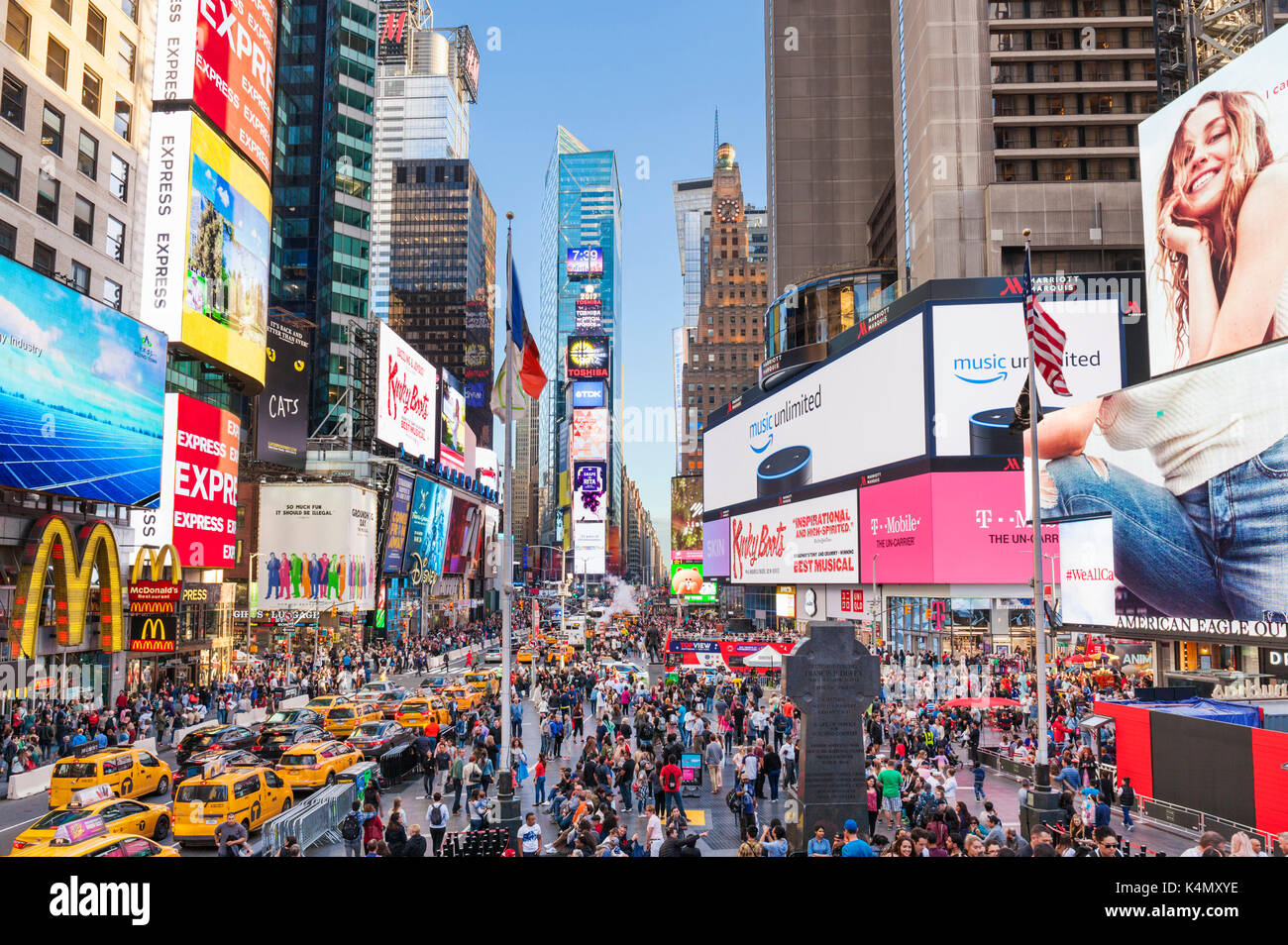 Massen mit viel Verkehr, Yellow Cabs, Times Square und Broadway Theater District, Manhattan, New York City, Vereinigte Staaten von Amerika, Nordamerika Stockfoto