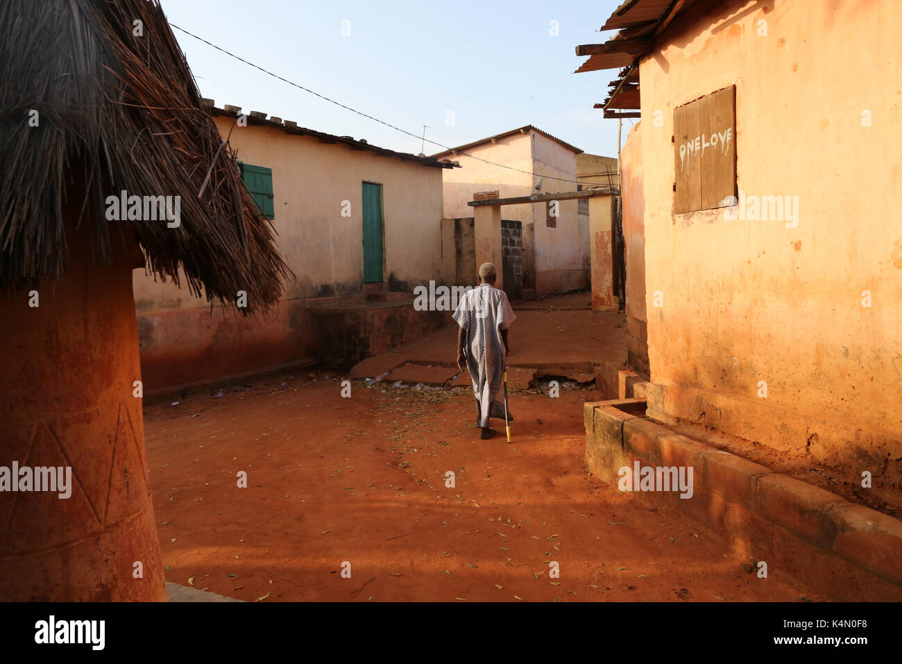 Alter Mann zu Fuß in Togoville bei Sonnenuntergang, Togoville, Togo, Westafrika, Afrika Stockfoto