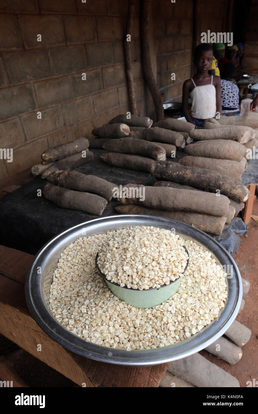 Mais und Maniok in einem Afrikanischen Markt, Togo, Westafrika, Afrika Stockfoto