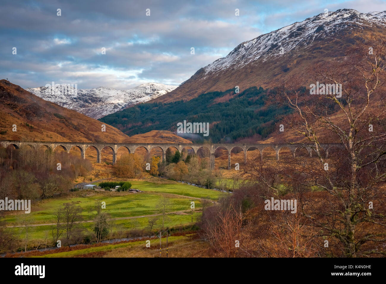 Glenfinnan Eisenbahnviadukt, Teil der West Highland Line, berühmt in JK Rowlings Harry Potter, Glenfinnan, Loch Shiel, Highlands, Schottland, Uni Stockfoto