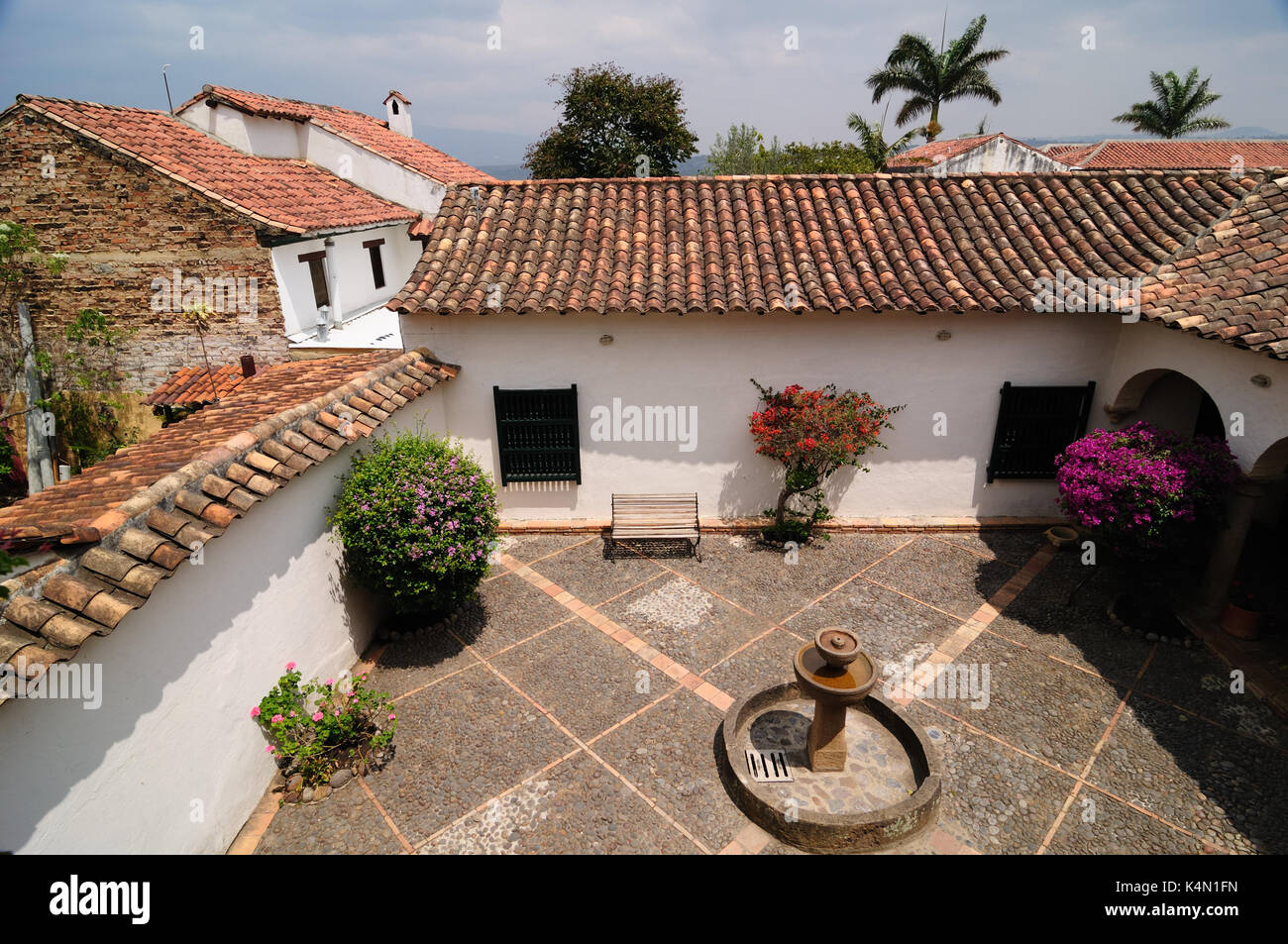 Kolumbien, schöne weiße Villa mit schindeldächer hinter Mauern in der kolonialen Villa de Leyva ausgeblendet Stockfoto