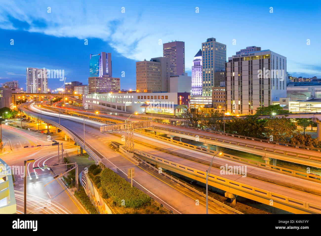 Blick auf die Innenstadt von Miami von metrorail Station, Miami, Florida, Vereinigte Staaten von Amerika, Nordamerika Stockfoto