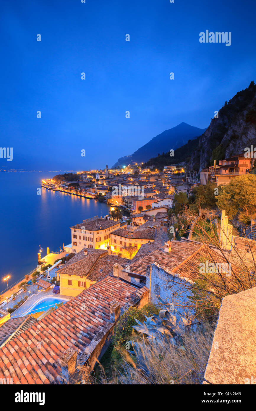 Dämmerung leuchtet auf den Gardasee und die typische Stadt Limone Sul Garda, Provinz Brescia, Italienische Seen, Lombardei, Italien, Europa Stockfoto