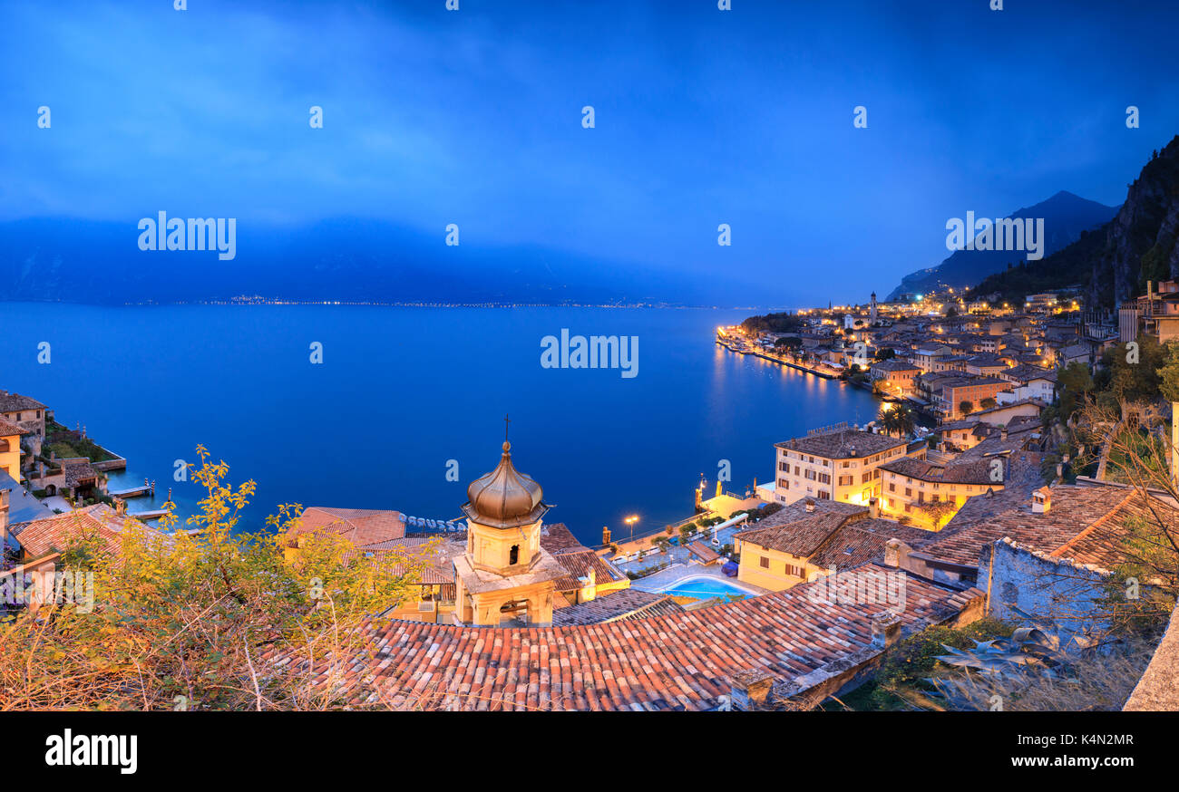 Panorama auf den Gardasee und die typische Stadt Limone Sul Garda in der Dämmerung, Provinz Brescia, Italienische Seen, Lombardei, Italien, Europa Stockfoto