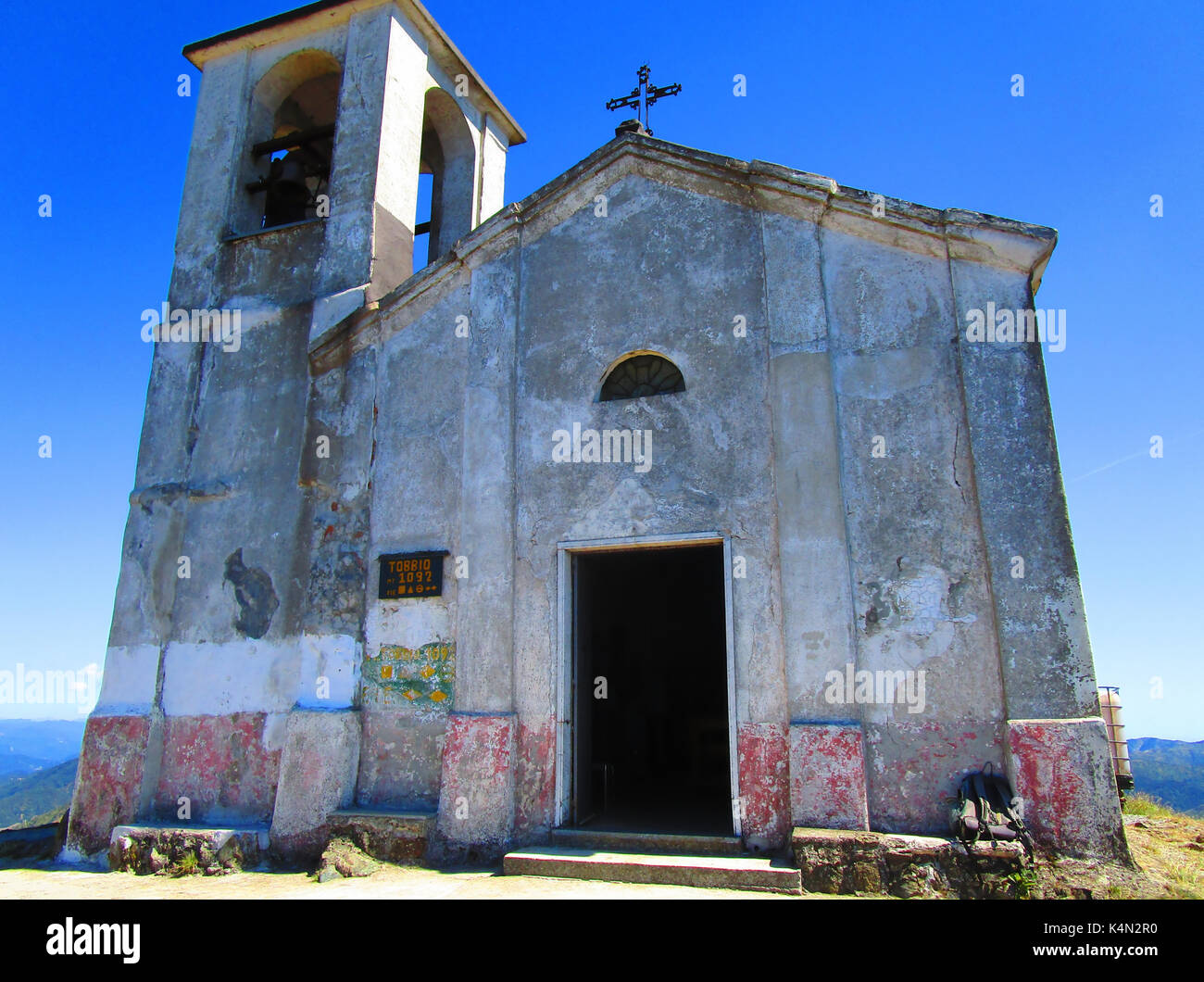 Die kleine Kirche auf dem Gipfel des Monte Tobbio 2 Stockfoto