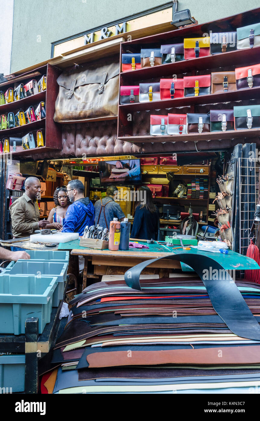 M&M Leder Workshop verkaufen und Leder Produkte wie Schulranzen und Gürtel von verschiedenen Farben aus Leder. Stockfoto