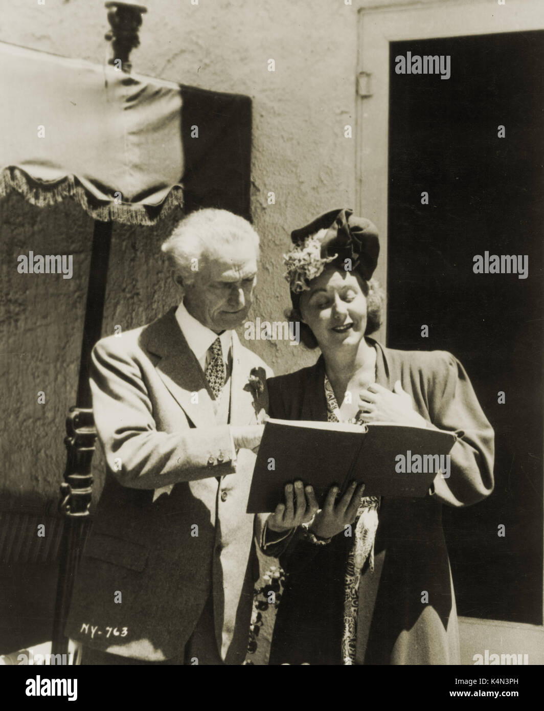 MOORE, Grace - Lesen von Score. Die amerikanische Sopranistin, 1898-1947 Stockfoto
