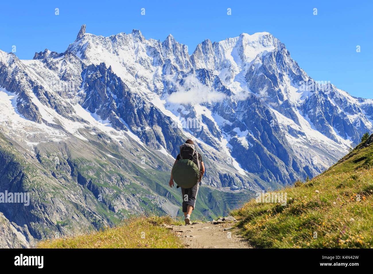Wanderer läuft entlang mit Blick auf den Grandes Jorasses, der riesige, Zahn, Veny Tal, Courmayeur, Aostatal, Italien, Europa Stockfoto