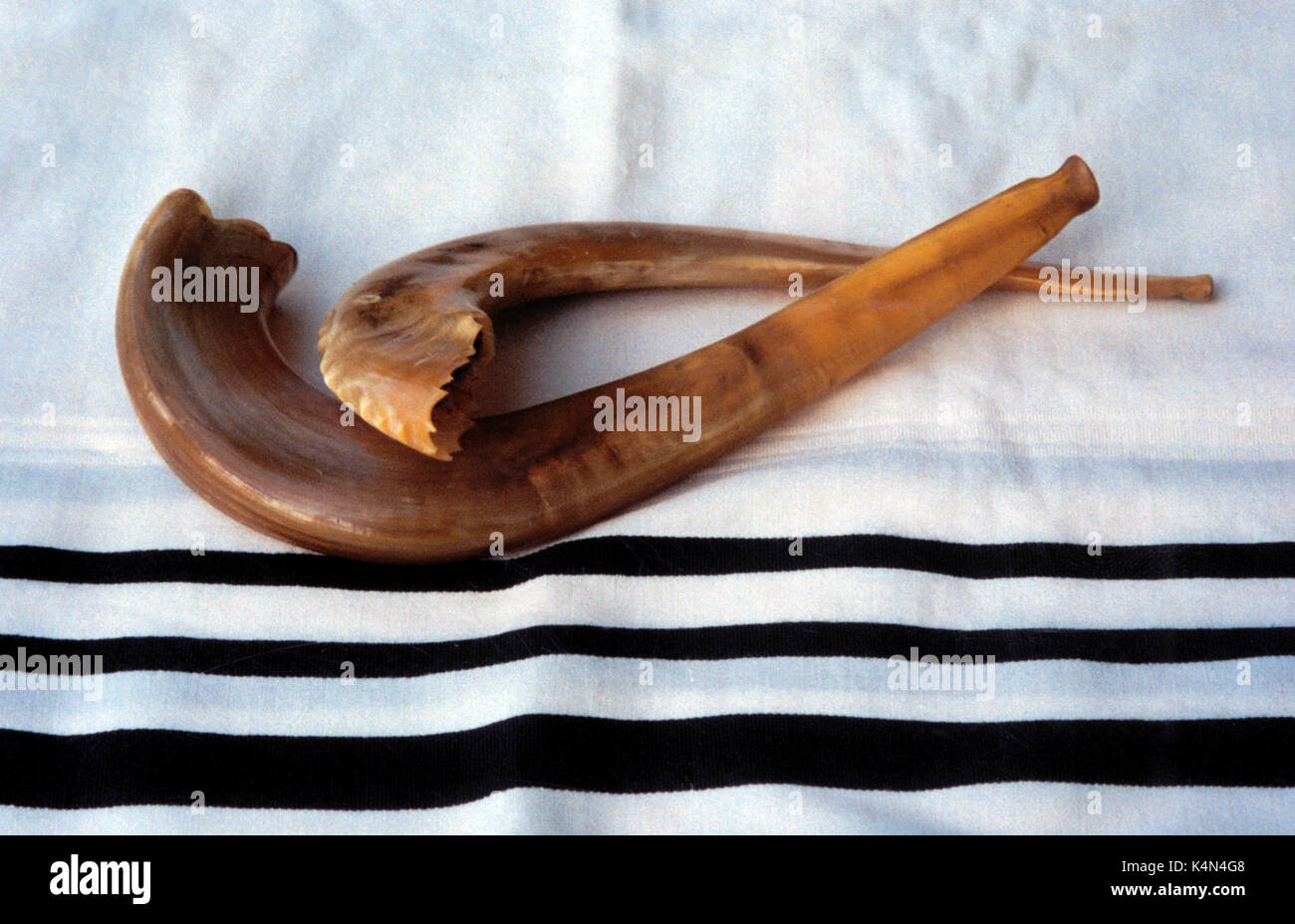 Shofar - zwei shofarot oder Ram's Horns liegen auf einem Gebet Schal. Posaunen. Stockfoto