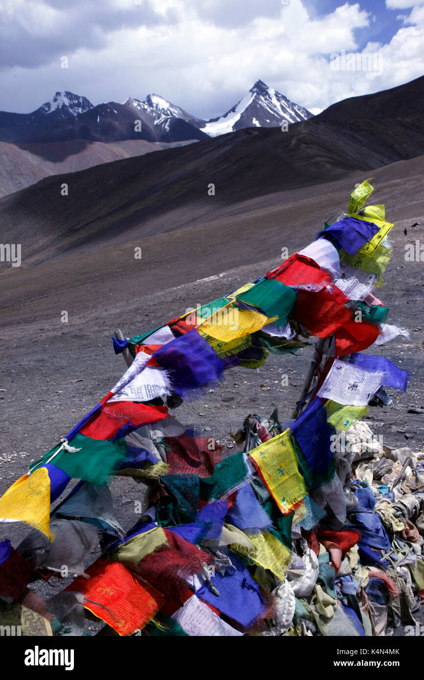 Gebetsfahnen auf ein Stupa hoch in den Zanskar, Ladakh, Himalaya, Indien, Asien Stockfoto
