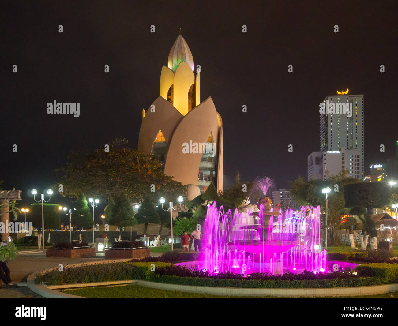 Turm Weihrauch, Thap Tram Huong, Nha Trang, Central-South Vietnam, Südostasien, Frühjahr 2017: [das Nachtleben im Zentrum von Nha Trang, am Meer] Stockfoto