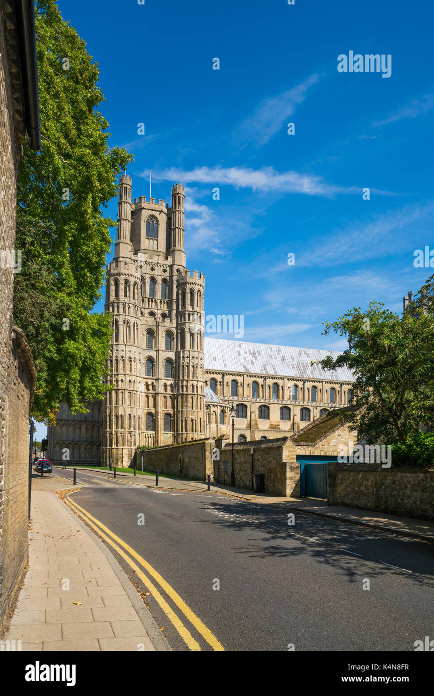 Blick auf den Dom, eine Straße in Ely, Cambridgeshire, Großbritannien Stockfoto