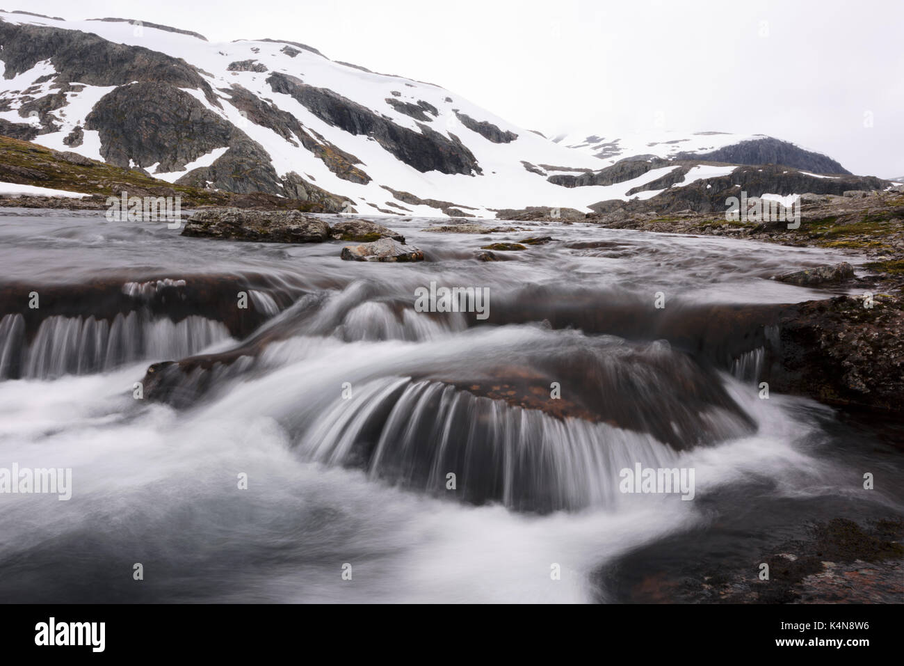 Typisch norwegische Landschaft mit schneebedeckten Bergen Stockfoto