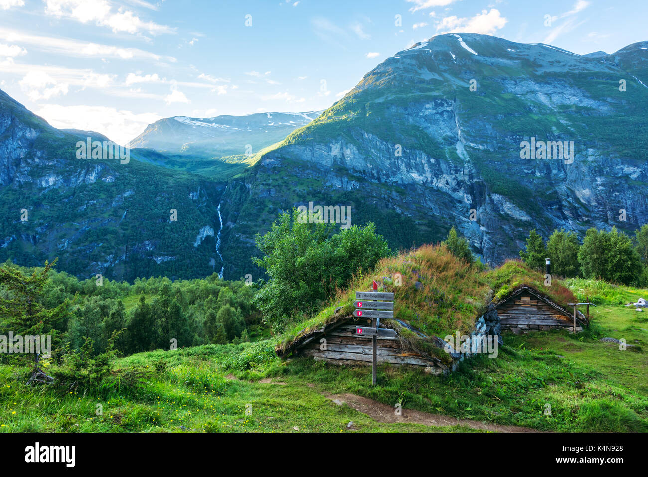 Das Gras-roofed Häuser in Norwegen Stockfoto