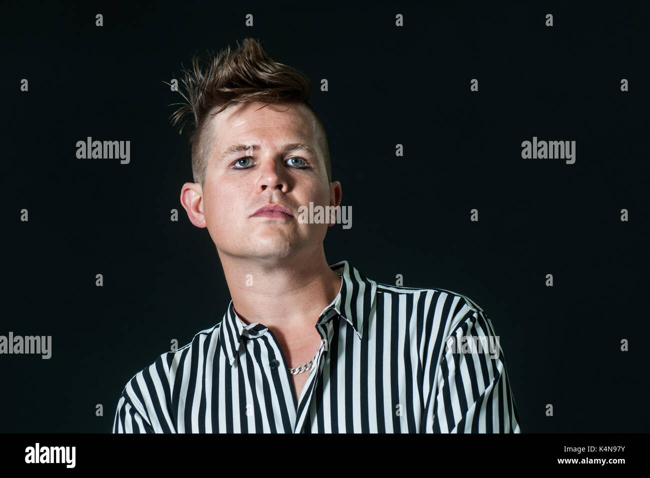 Dichter Lukas Wright besucht einen Fotoauftrag während des Edinburgh International Book Festival am 12. August 2017 in Edinburgh, Schottland. Stockfoto