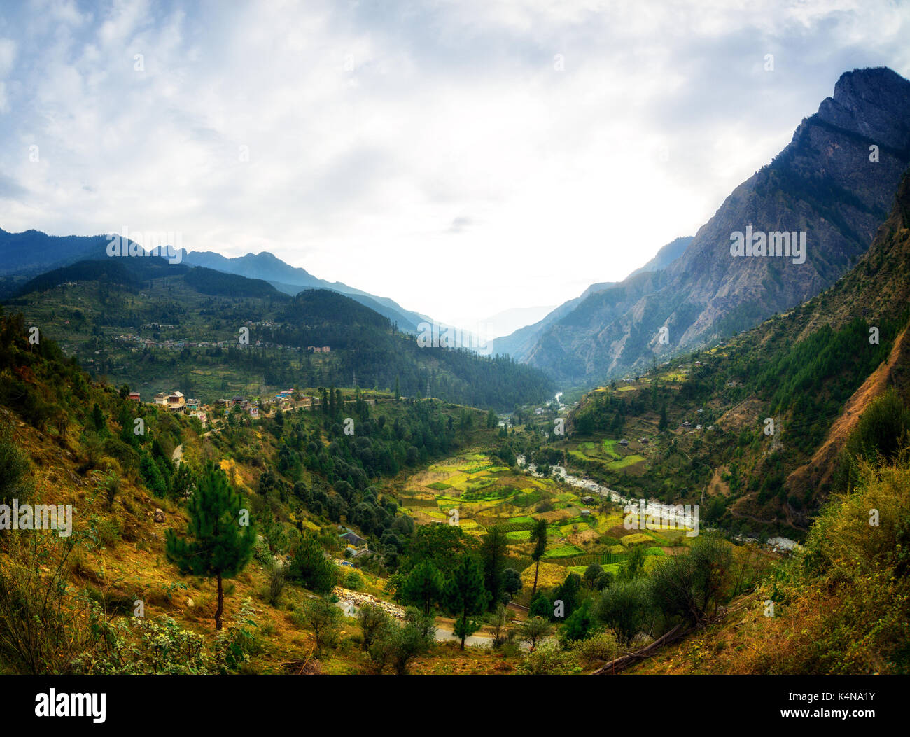 Himalayan und Blick auf das Dorf von der Straße in Parvati Tal, Himachal Pradesh Stockfoto