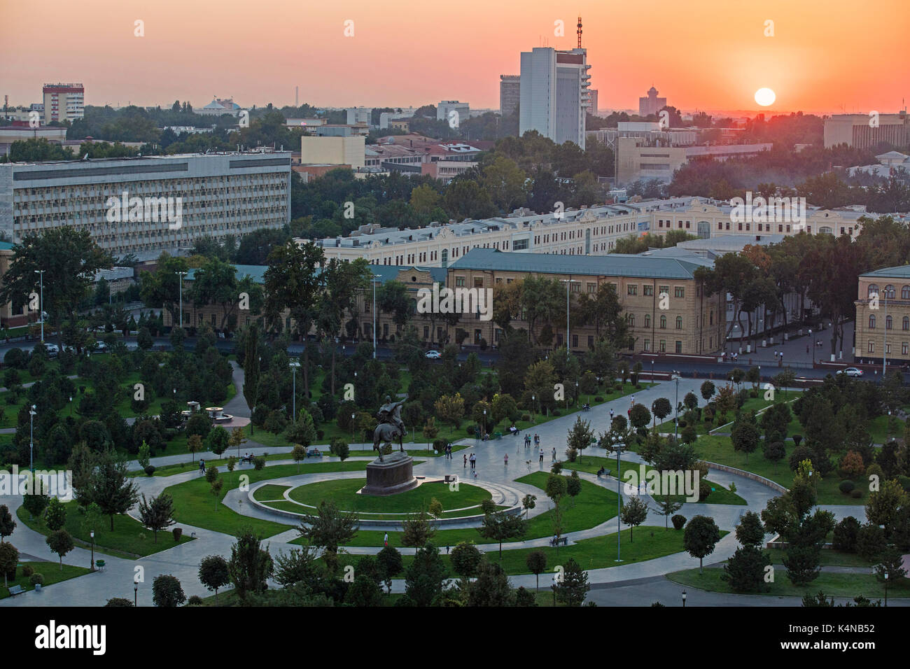 Sonnenuntergang und Luftaufnahme über Amir Temur Square in der Innenstadt von Taschkent, Hauptstadt von Usbekistan Stockfoto