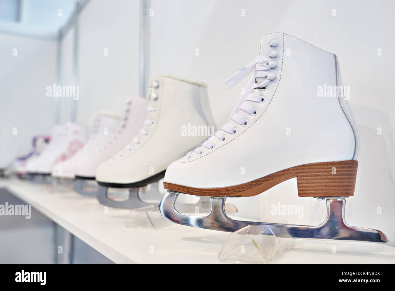 Schlittschuhe für Eiskunstlauf auf einer Show-Fenster Stockfoto