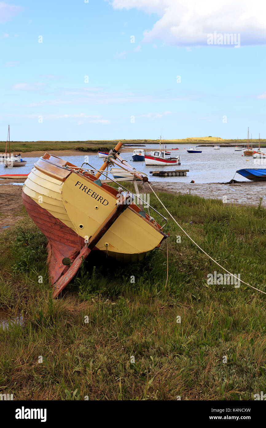 Wooden Hull Boat High & Dry in Burnham-Overy-Staithe an der Norfolk-Küste, England, Großbritannien Stockfoto